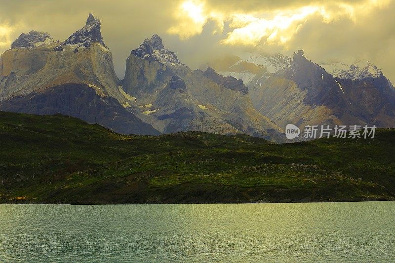 佩恩角日落，佩霍湖，托雷斯德尔潘恩 - 智利巴塔哥尼亚